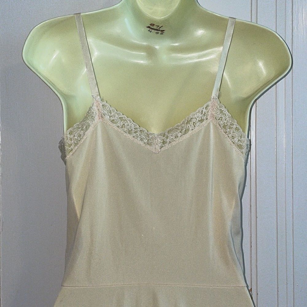 Vtg 50s/60s Charmode cream colored full slip with lace details - Picture 11 of 13